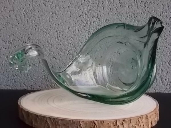 Coupe "Cygne" en verre soufflé teinté Vert, sur socle rond plat. Année 70. Europe de l'Est
