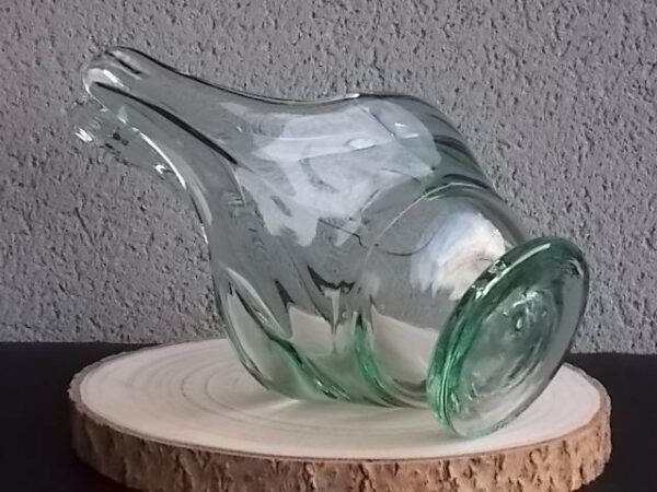 Coupe "Cygne" en verre soufflé teinté Vert, sur socle rond plat. Année 70. Europe de l'Est