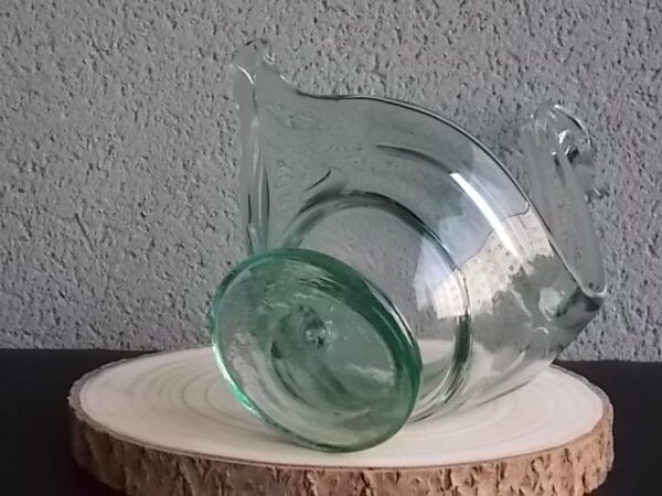 Coupe "Cygne" en verre soufflé teinté Vert, sur socle rond plat. Année 70. Europe de l'Est