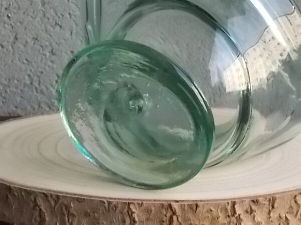 Coupe "Cygne" en verre soufflé teinté Vert, sur socle rond plat. Année 70. Europe de l'Est