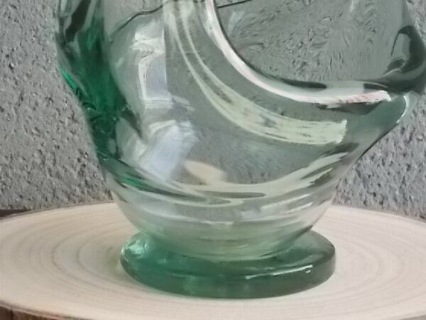 Coupe "Cygne" en verre soufflé teinté Vert, sur socle rond plat. Année 70. Europe de l'Est
