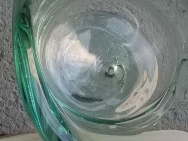 Coupe "Cygne" en verre soufflé teinté Vert, sur socle rond plat. Année 70. Europe de l'Est