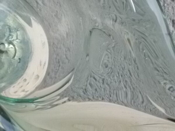 Coupe "Cygne" en verre soufflé teinté Vert, sur socle rond plat. Année 70. Europe de l'Est