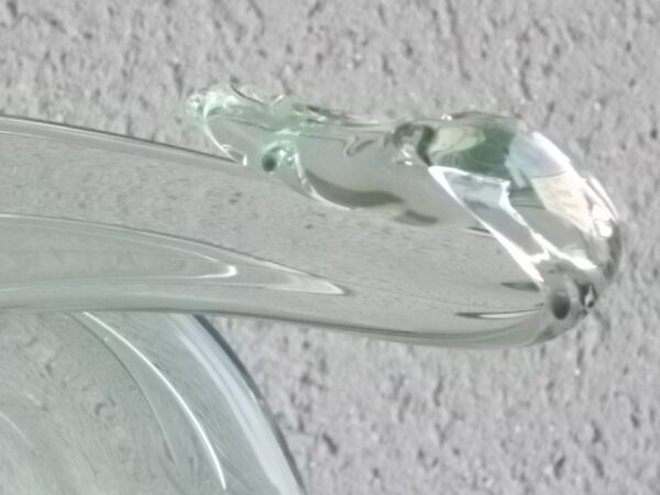 Coupe "Cygne" en verre soufflé teinté Vert, sur socle rond plat. Année 70. Europe de l'Est