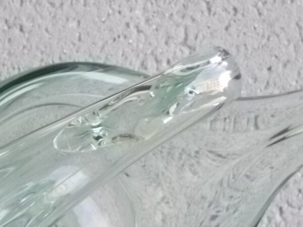 Coupe "Cygne" en verre soufflé teinté Vert, sur socle rond plat. Année 70. Europe de l'Est