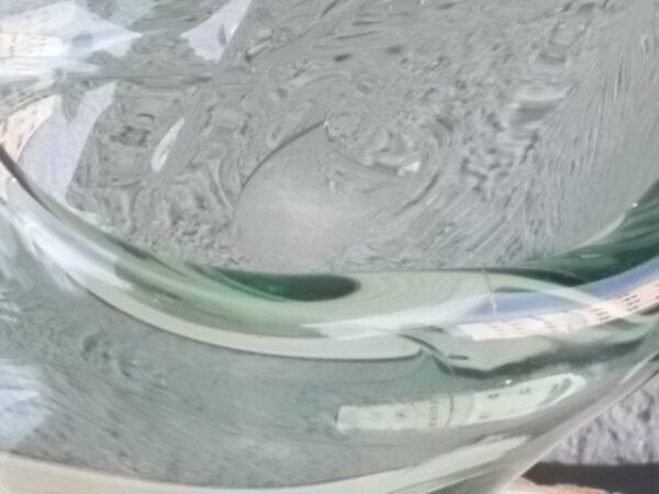 Coupe "Cygne" en verre soufflé teinté Vert, sur socle rond plat. Année 70. Europe de l'Est