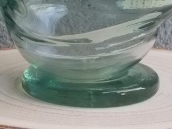 Coupe "Cygne" en verre soufflé teinté Vert, sur socle rond plat. Année 70. Europe de l'Est