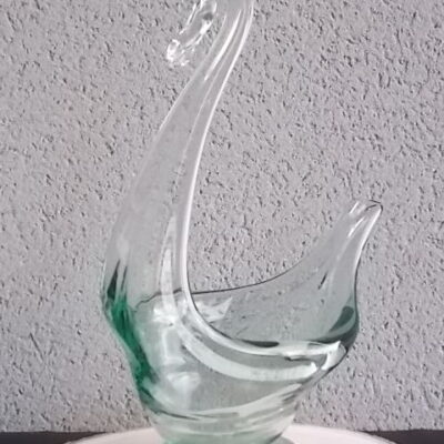 Coupe "Cygne" en verre soufflé teinté Vert, sur socle rond plat. Année 70. Europe de l'Est