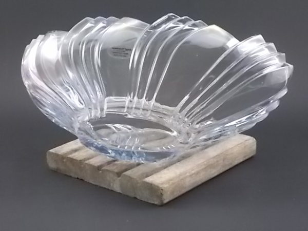 Coupe "Plissée" en Cristal 24 % de Plomb. De forme Ovale allongée, bord découpé à effet plissé drapé. De la maison Hofbauer