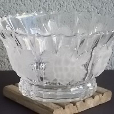 Coupe "Rince-Raisin" en Cristal moulé pressé translucide et Opaque. Décors de Raisin sur feuillage sculpté en relief.
