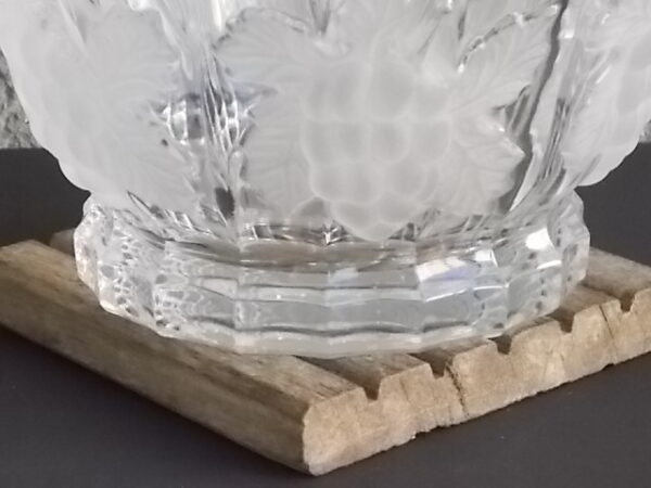 Coupe "Rince-Raisin" en Cristal moulé pressé translucide et Opaque. Décors de Raisin sur feuillage sculpté en relief.