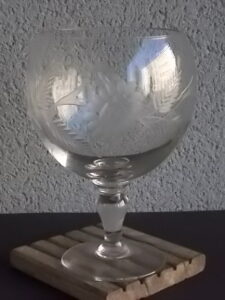 Coupe "Rince-Raisin" en cristal soufflé ciselé. Motif floral de Marguerites stylisées. Forme grand verre Ballon.