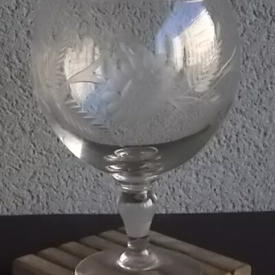 Coupe "Rince-Raisin" en cristal soufflé ciselé. Motif floral de Marguerites stylisées. Forme grand verre Ballon.