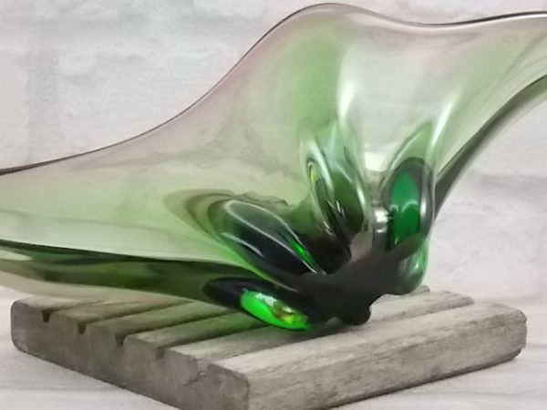 Coupe "Sommerso", en verre. De forme alongée, vrillée et recourbée. Dégradé de Vert, bordure et centre Rose. De Murano
