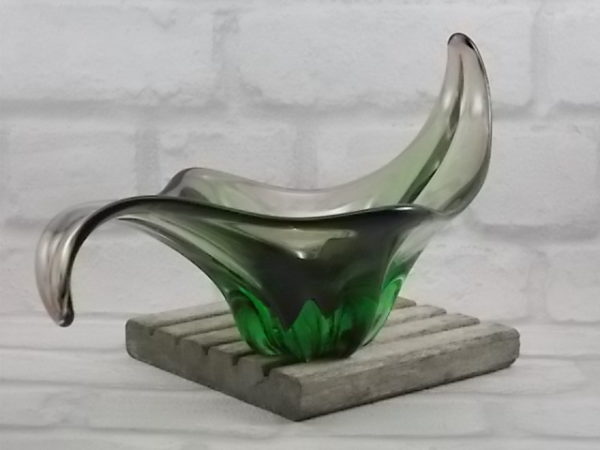Coupe "Sommerso", en verre. De forme alongée, vrillée et recourbée. Dégradé de Vert, bordure et centre Rose. De Murano