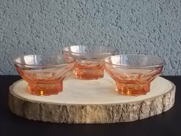 Coupe à Champagne en verre teinté Rose Saumoné. Décors de "Cotes Plates", et base socle Etoile. Made in France