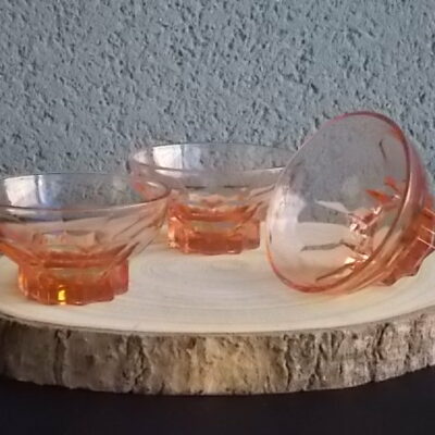 Coupe à Champagne en verre teinté Rose Saumoné. Décors de "Cotes Plates", et base socle Etoile. Made in France