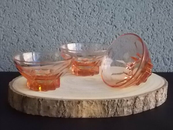 Coupe à Champagne en verre teinté Rose Saumoné. Décors de "Cotes Plates", et base socle Etoile. Made in France