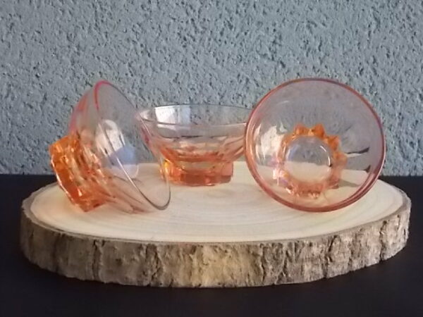 Coupe à Champagne en verre teinté Rose Saumoné. Décors de "Cotes Plates", et base socle Etoile. Made in France