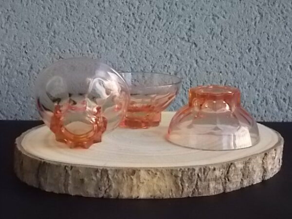 Coupe à Champagne en verre teinté Rose Saumoné. Décors de "Cotes Plates", et base socle Etoile. Made in France