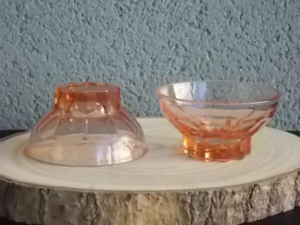Coupe à Champagne en verre teinté Rose Saumoné. Décors de "Cotes Plates", et base socle Etoile. Made in France