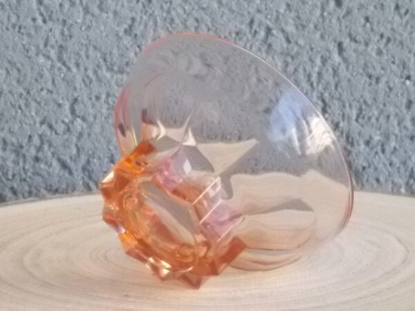 Coupe à Champagne en verre teinté Rose Saumoné. Décors de "Cotes Plates", et base socle Etoile. Made in France