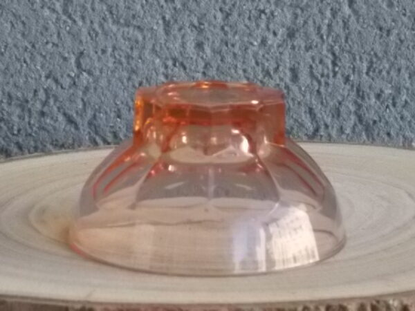 Coupe à Champagne en verre teinté Rose Saumoné. Décors de "Cotes Plates", et base socle Etoile. Made in France