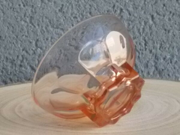 Coupe à Champagne en verre teinté Rose Saumoné. Décors de "Cotes Plates", et base socle Etoile. Made in France