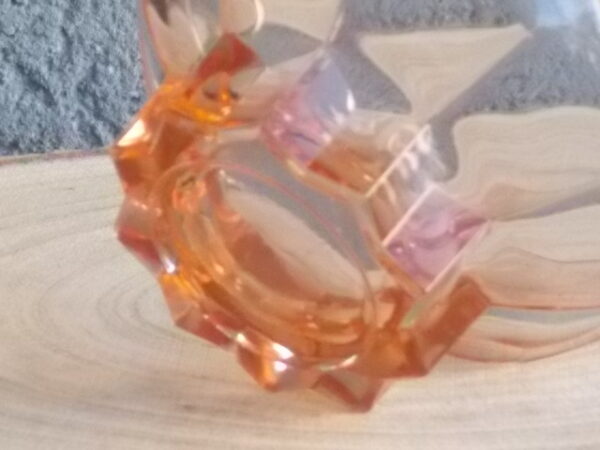 Coupe à Champagne en verre teinté Rose Saumoné. Décors de "Cotes Plates", et base socle Etoile. Made in France