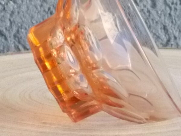 Coupe à Champagne en verre teinté Rose Saumoné. Décors de "Cotes Plates", et base socle Etoile. Made in France