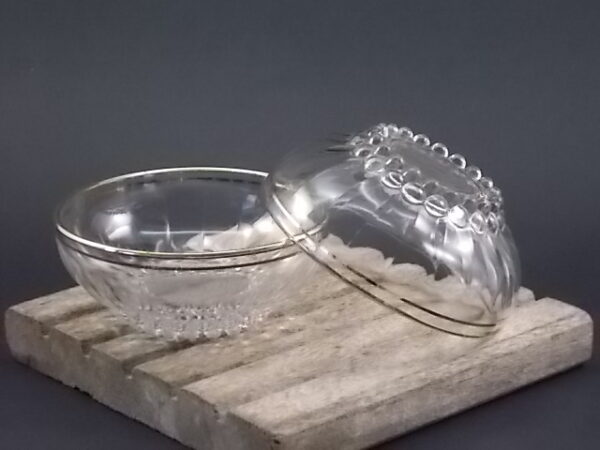 Coupe à Champagne "Monte Carlo", en verre. Paraison plissé, base perlée, fond cible et liseré en dorure. De VMC France