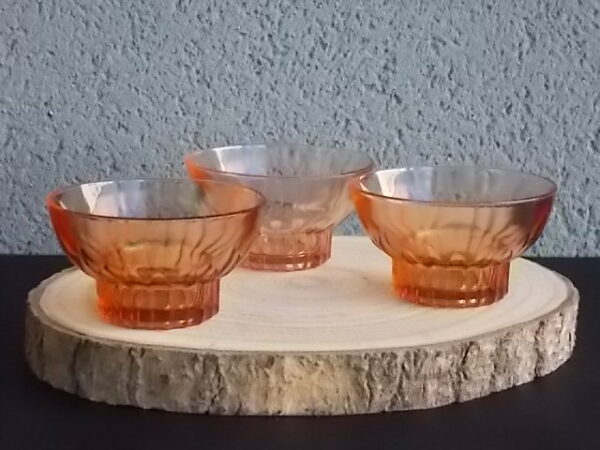 Coupe à Champagne, en verre teinté Saumon moulé pressé. Décors plissé, à socle creux facetté. Pour la Marque Sapoluxe