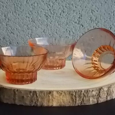 Coupe à Champagne, en verre teinté Saumon moulé pressé. Décors plissé, à socle creux facetté. Pour la Marque Sapoluxe