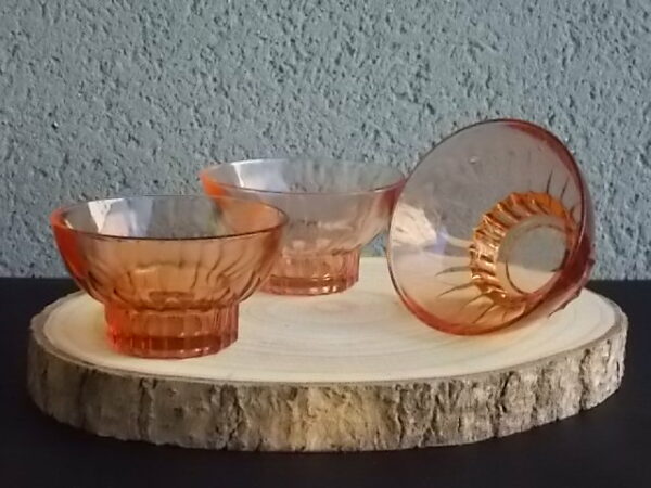 Coupe à Champagne, en verre teinté Saumon moulé pressé. Décors plissé, à socle creux facetté. Pour la Marque Sapoluxe
