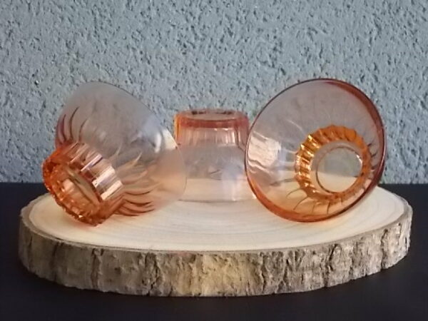 Coupe à Champagne, en verre teinté Saumon moulé pressé. Décors plissé, à socle creux facetté. Pour la Marque Sapoluxe