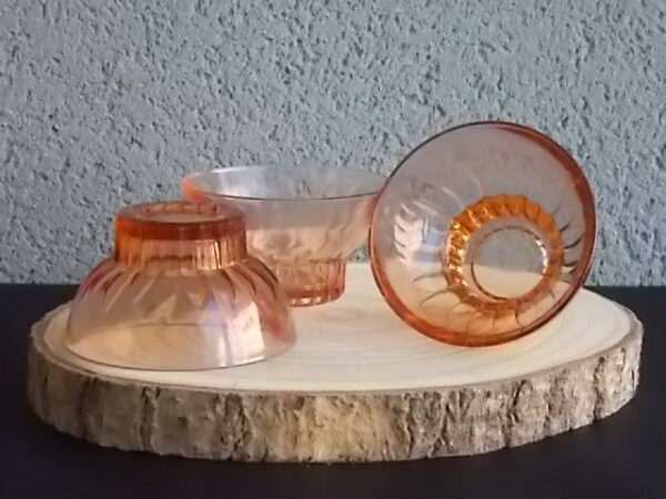 Coupe à Champagne, en verre teinté Saumon moulé pressé. Décors plissé, à socle creux facetté. Pour la Marque Sapoluxe