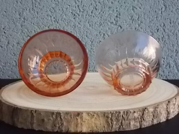 Coupe à Champagne, en verre teinté Saumon moulé pressé. Décors plissé, à socle creux facetté. Pour la Marque Sapoluxe