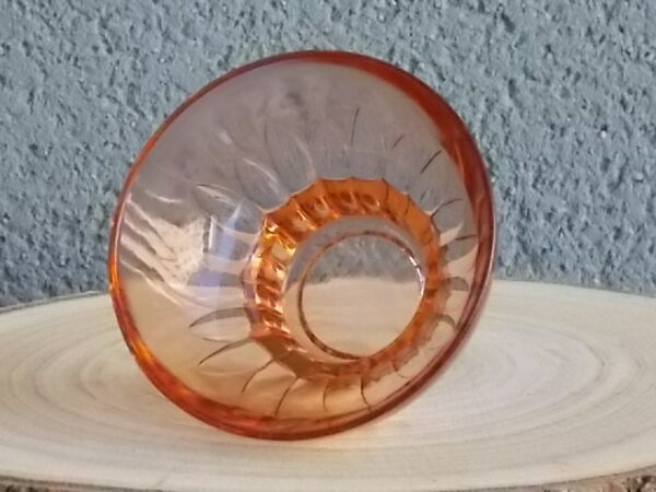 Coupe à Champagne, en verre teinté Saumon moulé pressé. Décors plissé, à socle creux facetté. Pour la Marque Sapoluxe