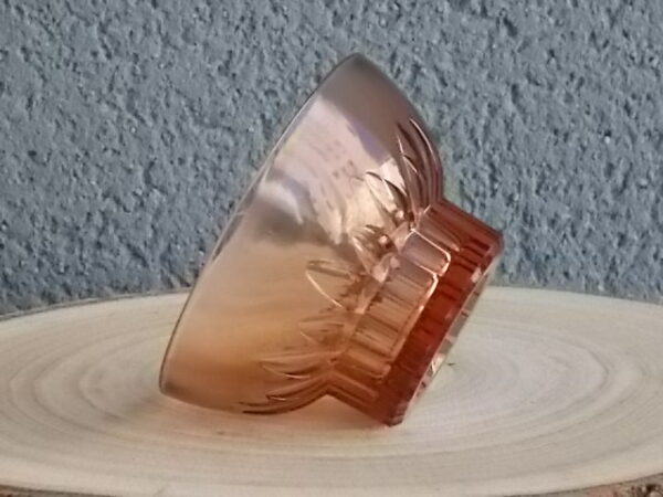 Coupe à Champagne, en verre teinté Saumon moulé pressé. Décors plissé, à socle creux facetté. Pour la Marque Sapoluxe