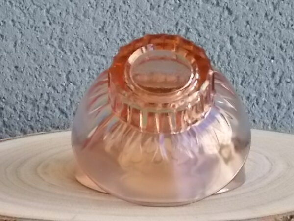 Coupe à Champagne, en verre teinté Saumon moulé pressé. Décors plissé, à socle creux facetté. Pour la Marque Sapoluxe