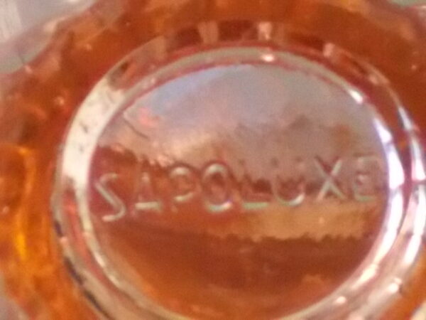 Coupe à Champagne, en verre teinté Saumon moulé pressé. Décors plissé, à socle creux facetté. Pour la Marque Sapoluxe