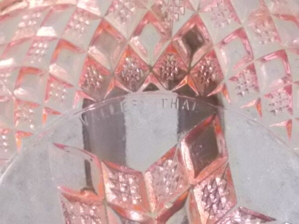 Coupe en verre moulé pressé, teinté "Rose". Forme carré à motif de losange biseauté en relief. Bordure festonnée. De la Cristallerie Vallerysthal