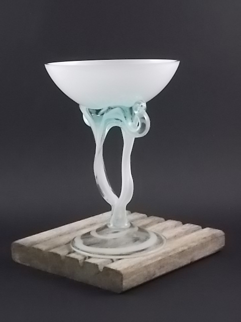 Coupe sur pied en verre soufflé étiré Blanc Opaque et translucide. Style Murano. Année 70/80.