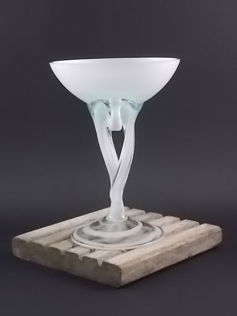 Coupe sur pied en verre soufflé étiré Blanc Opaque et translucide. Style Murano. Année 70/80.