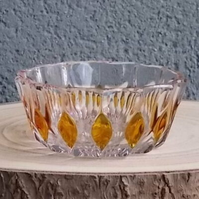 Coupelle en cristal translucide et teinté Ambre. Forme ronde à haut bord. Décors alterné de losange ambré, fond fleur.
