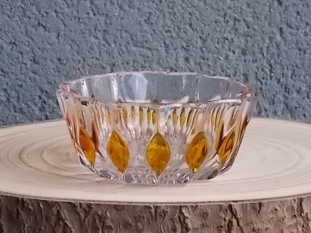 Coupelle en cristal translucide et teinté Ambre. Forme ronde à haut bord. Décors alterné de losange ambré, fond fleur.