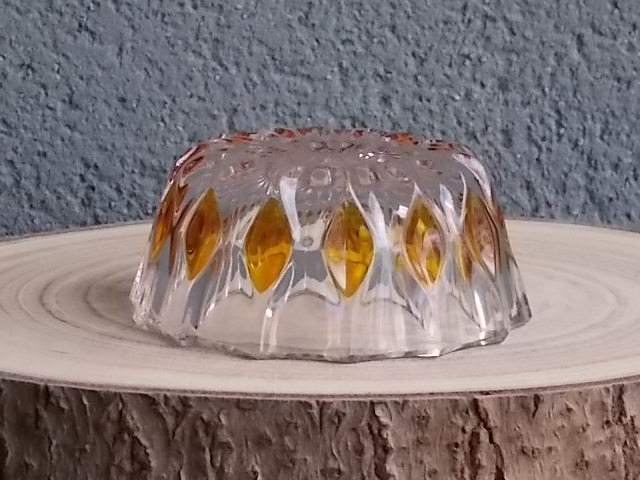 Coupelle en cristal translucide et teinté Ambre. Forme ronde à haut bord. Décors alterné de losange ambré, fond fleur.
