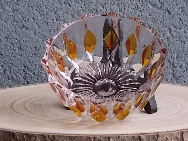Coupelle en cristal translucide et teinté Ambre. Forme ronde à haut bord. Décors alterné de losange ambré, fond fleur.