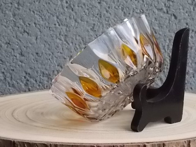 Coupelle en cristal translucide et teinté Ambre. Forme ronde à haut bord. Décors alterné de losange ambré, fond fleur.