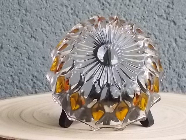 Coupelle en cristal translucide et teinté Ambre. Forme ronde à haut bord. Décors alterné de losange ambré, fond fleur.